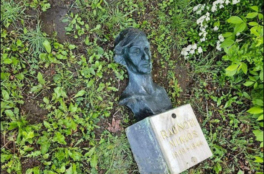 Ismét megrongálták Radnóti Miklós győri szobrát